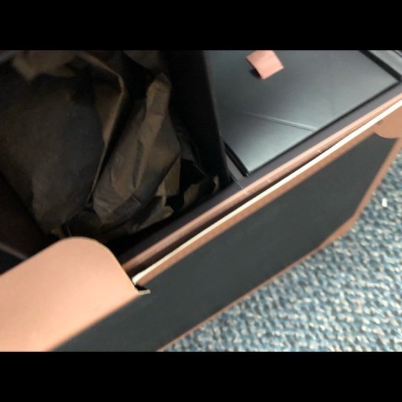 New in 📦❗️Laura Mercier “The iconics” Kit - Picture 5 of 7